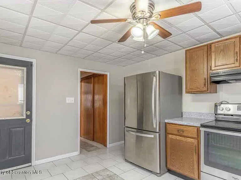 112 E Grove St — Photo 4
