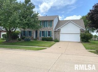 5174 Greystone Dr, Bettendorf, IA