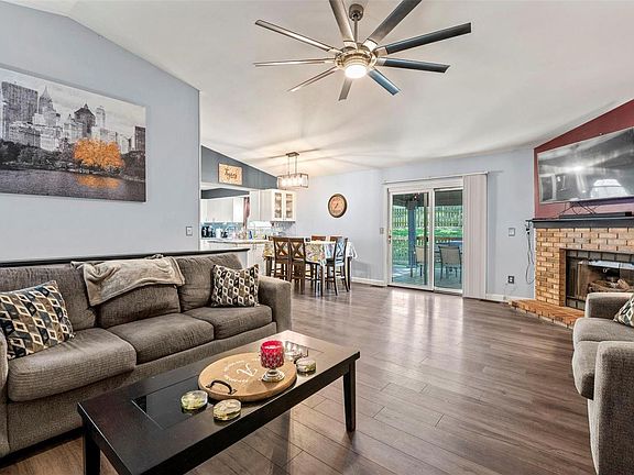3rd image of 1576 Estes Dr