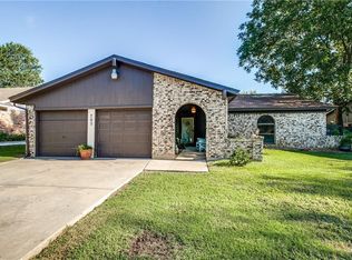 705 Irish Glen Dr, Arlington, TX 76014