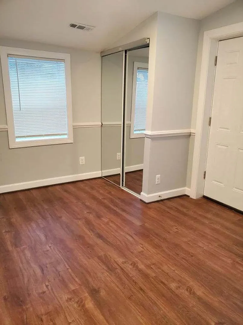 3247 Magnolia Ave Private Room $650 (Shared Bath) — Photo 3