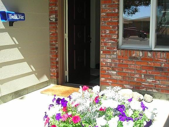 4th image of 221 Glenwood Ct