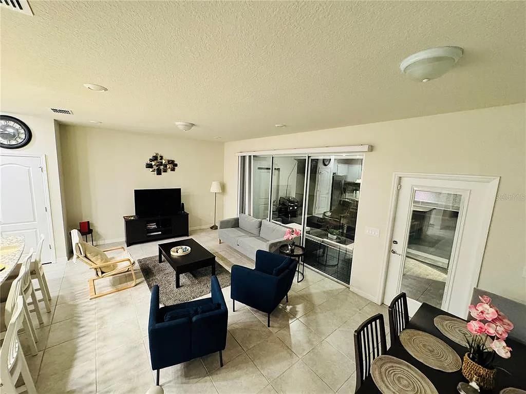 5 bed, 4.5 bath, 2281 sqft, $3,000 — Photo 2