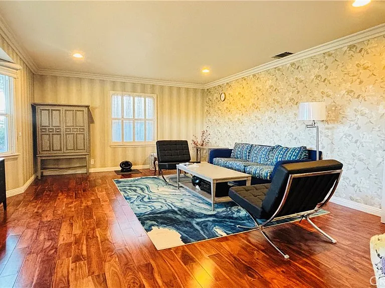 10715 Daines Dr — Photo 2