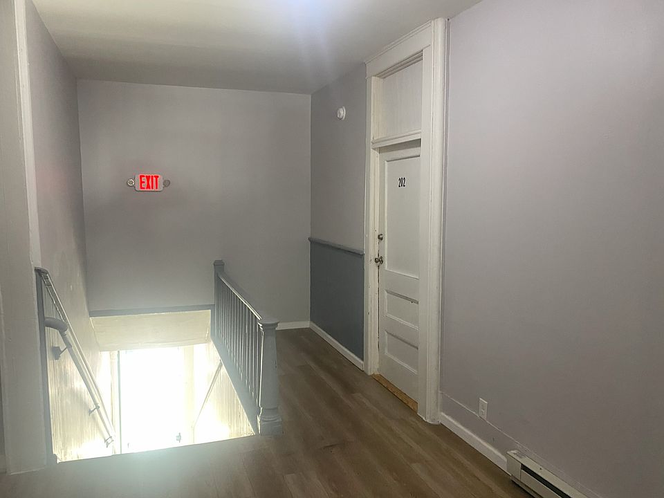 2nd floor hallway entry
