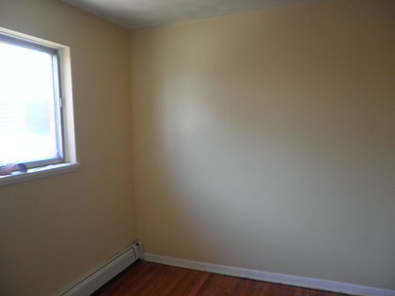 4th image of 386 Greenbay Ave