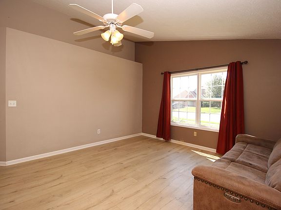 4th image of 100 Strauss Ct