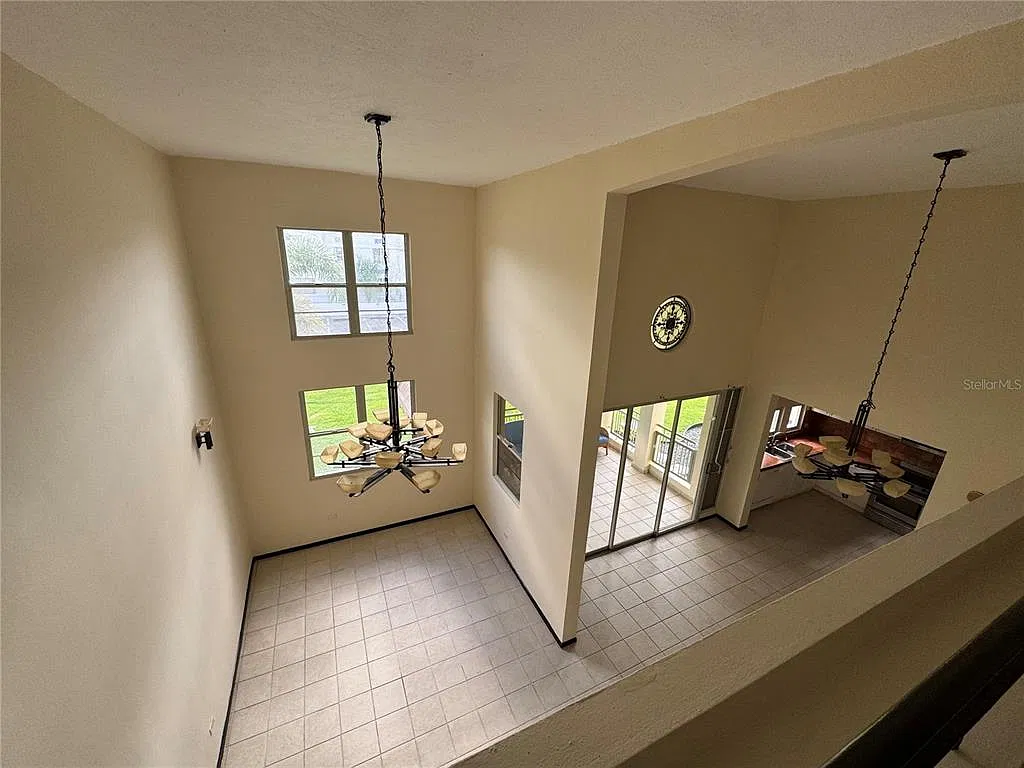 3 bed, 2.5 bath, 1427 sqft, $2,300 — Photo 4