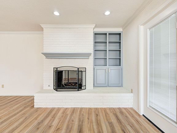 Living Room Fireplace & Builtin bookcase