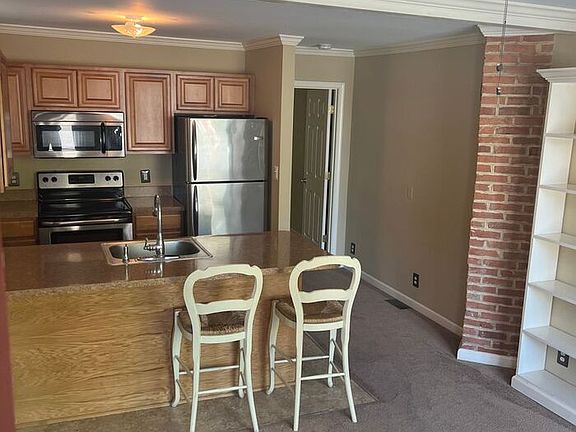4th image of 200 Dill Ave #A