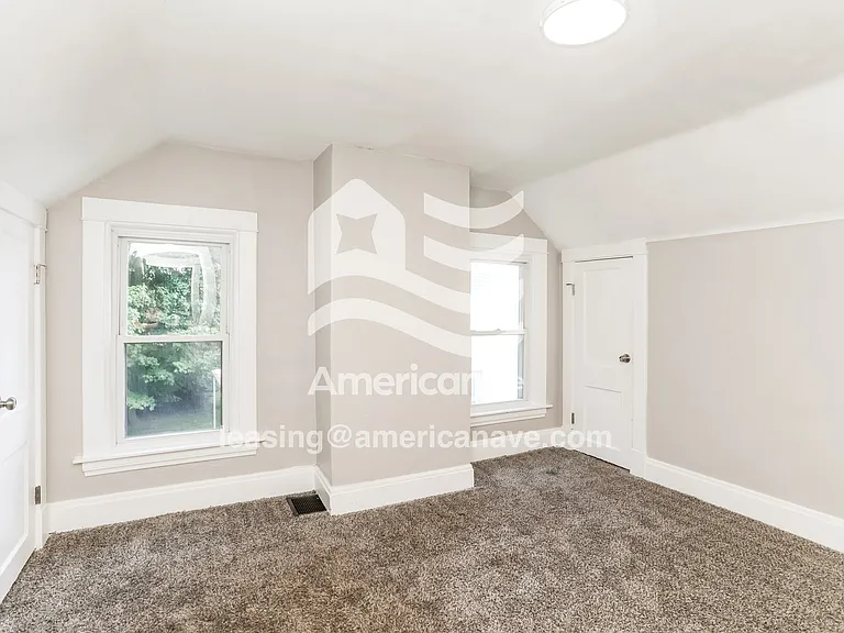 1352246_007_main_bedroom_7.jpg