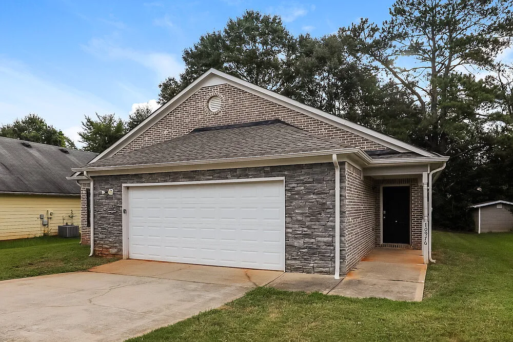 4 bed, 3.0 bath, 2040 sqft, $1,955 — Photo 3