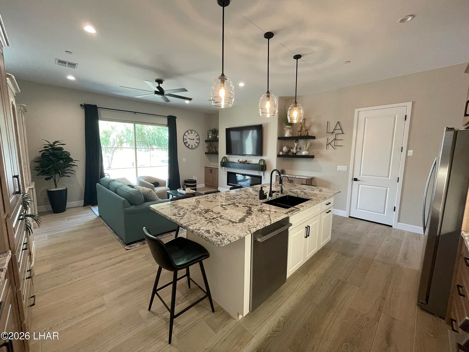3 bed, 2.0 bath, 2100 sqft, $3,000 — Photo 4