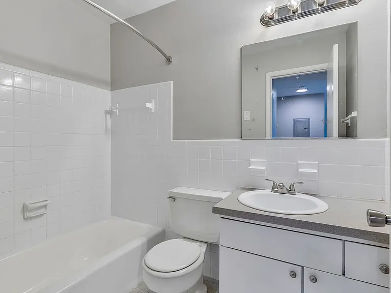 Executive House Apartments — Photo 48