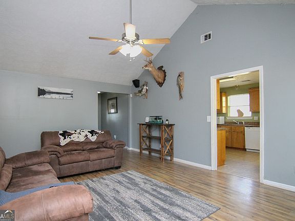 5th image of 604 Gateway Dr