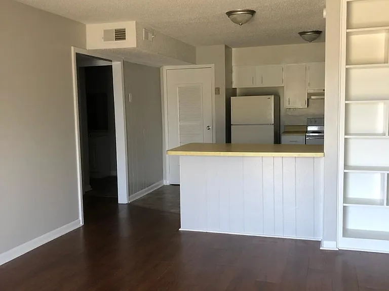 1043 Harold Dr — Photo 1