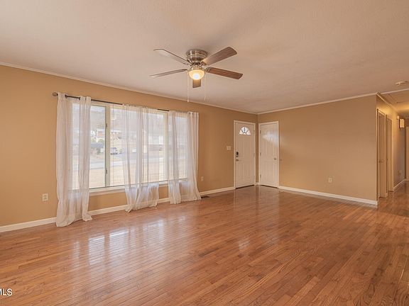 3rd image of 4821 Curtis Ct