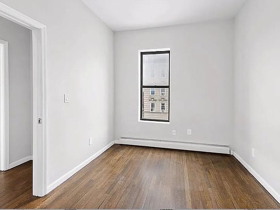 3rd image of 426 Bainbridge St APT 1L