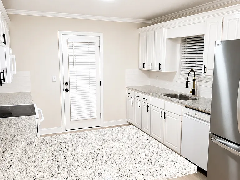 136 Cedar Spring Cir — Photo 5