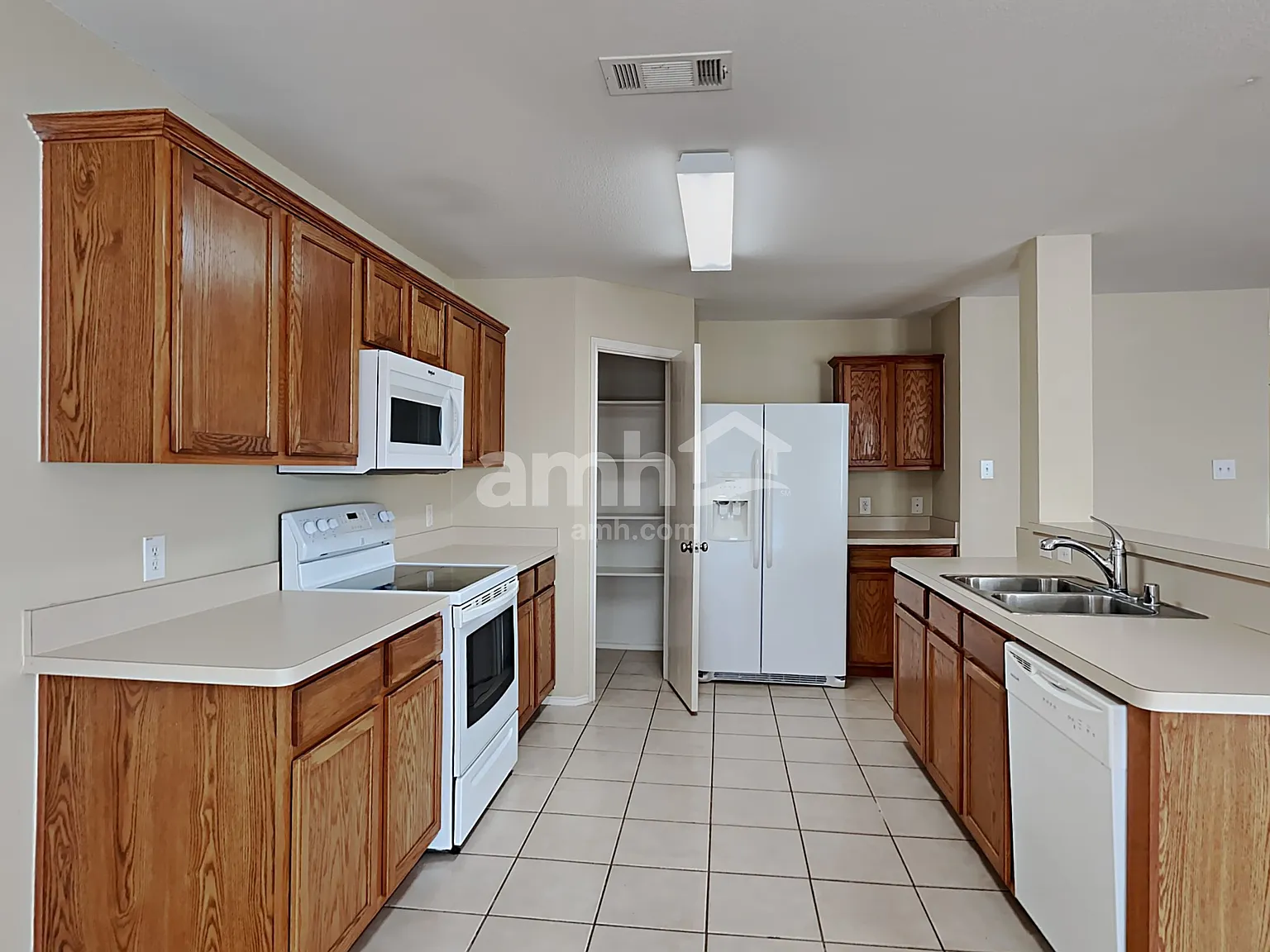 3 bed, 2.0 bath, 1640 sqft, $2,300 — Photo 3