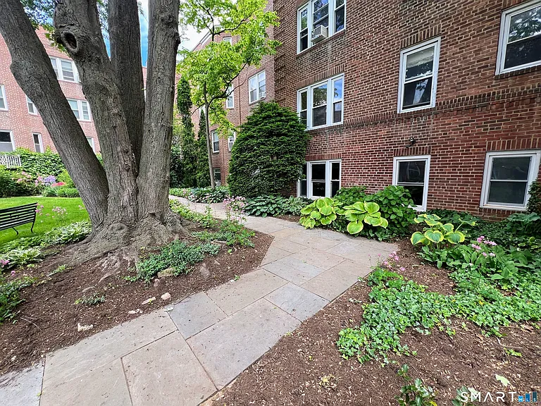 70 Strawberry Hill Ave #D-GR9 — Photo 2