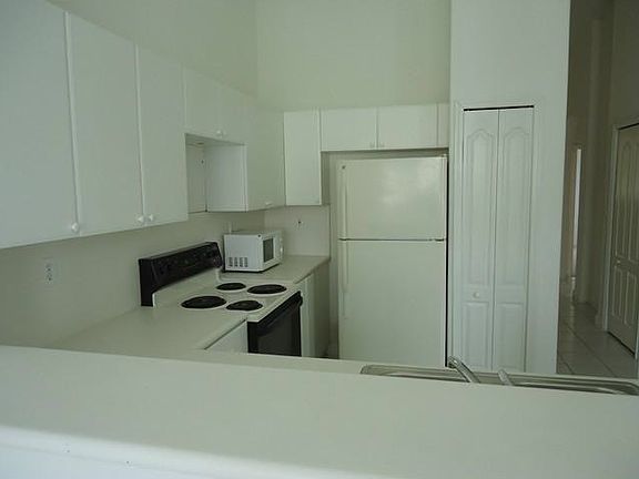 5th image of 2908 SE 17th Ave Unit 203