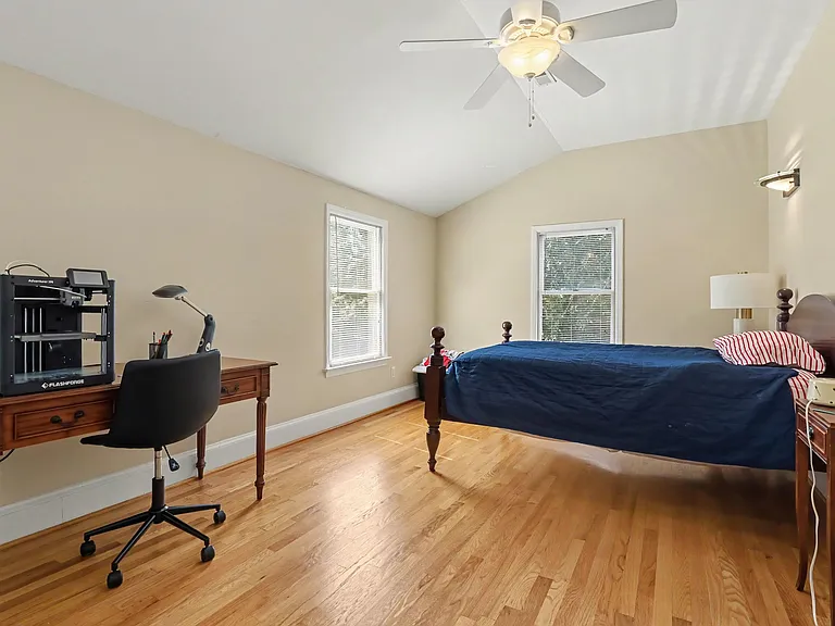 1528 Iredell Dr — Photo 11