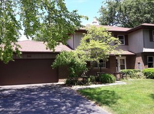 308 Chatelaine Ct, Willowbrook, IL