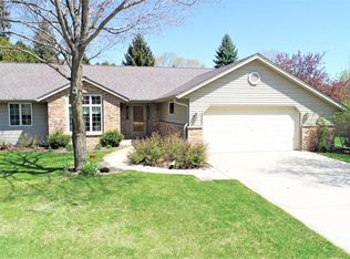 632 Morningside Ct, Saukville, WI
