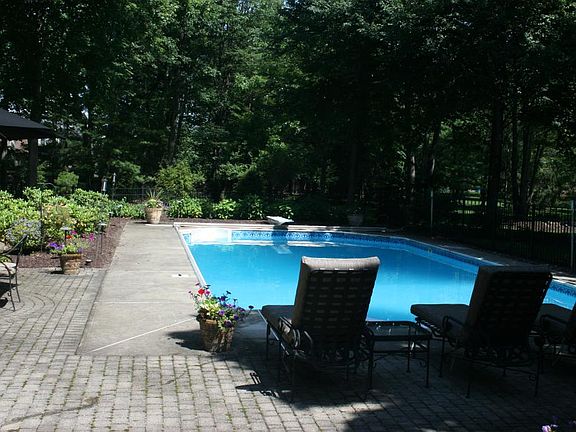 3rd image of 32428 Nottingham Dr
