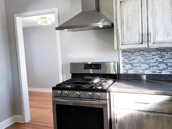 Updated Kitchen w/ stainless steel appliances and range hood