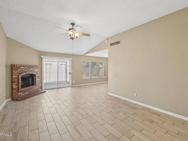 6620 S 18th St — Photo 5