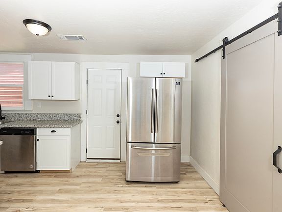 4th image of 410 E 9th Street
