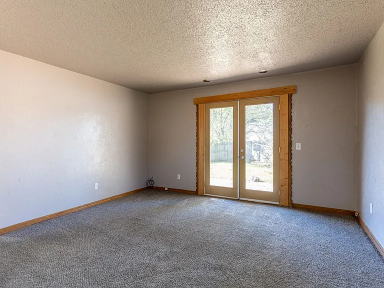 1421 Shalimar Dr — Photo 2