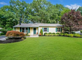 33 Cherokee Trl, Ridge, NY 11961