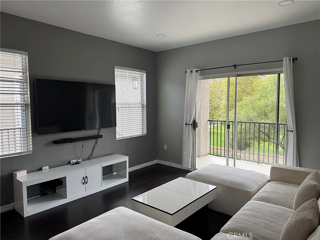 2 bed, 1001 sqft, $3,000 — Photo 4