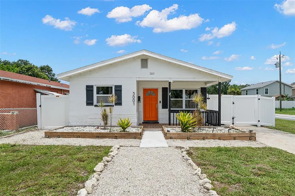3 bed, 1.0 bath, 930 sqft, $2,300 — Photo 1