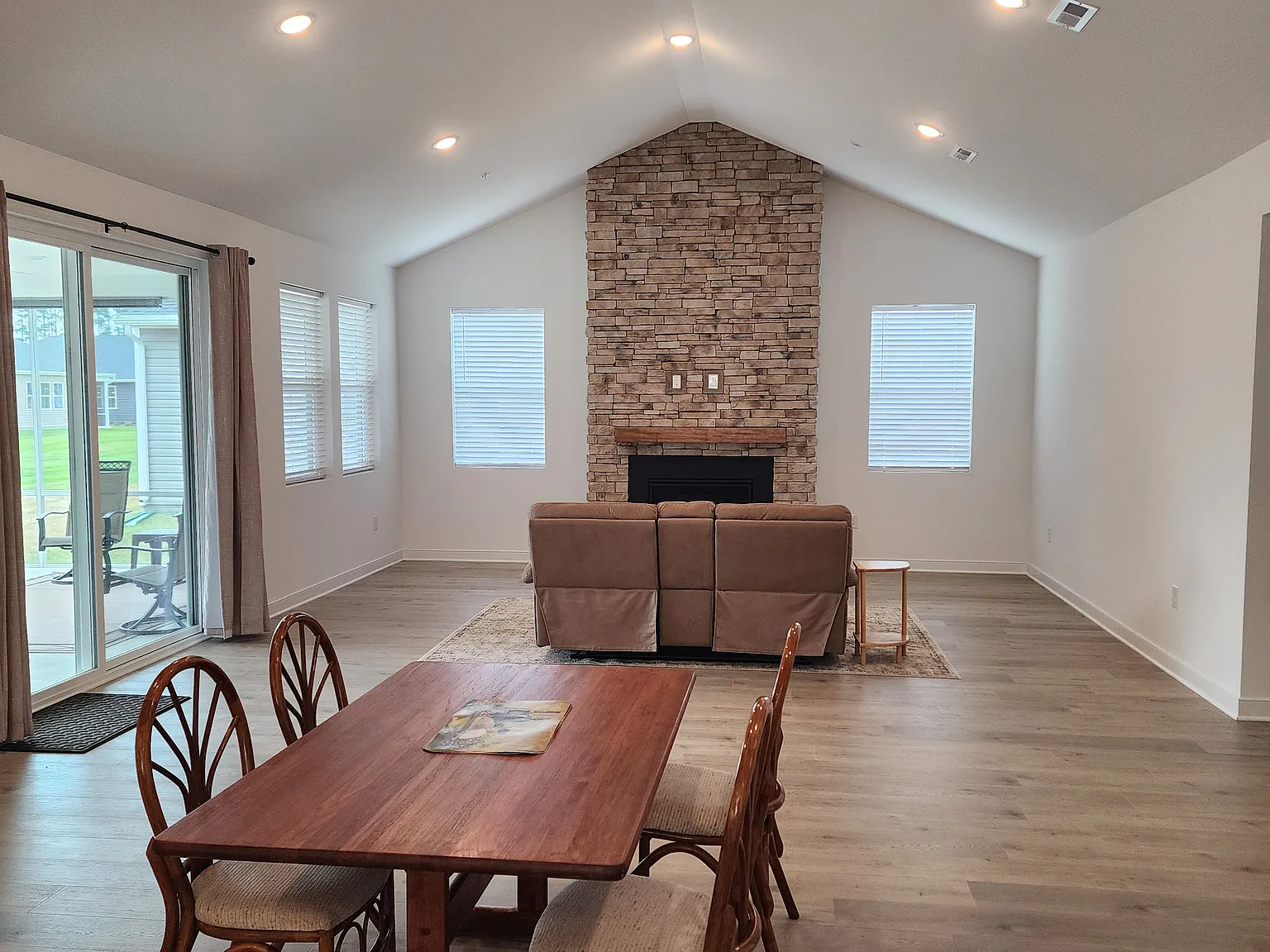 2 bed, 2493 sqft, $3,300 — Photo 4