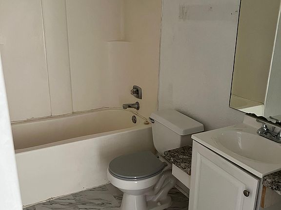 4th image of 1606 Cedarhill Dr APT A
