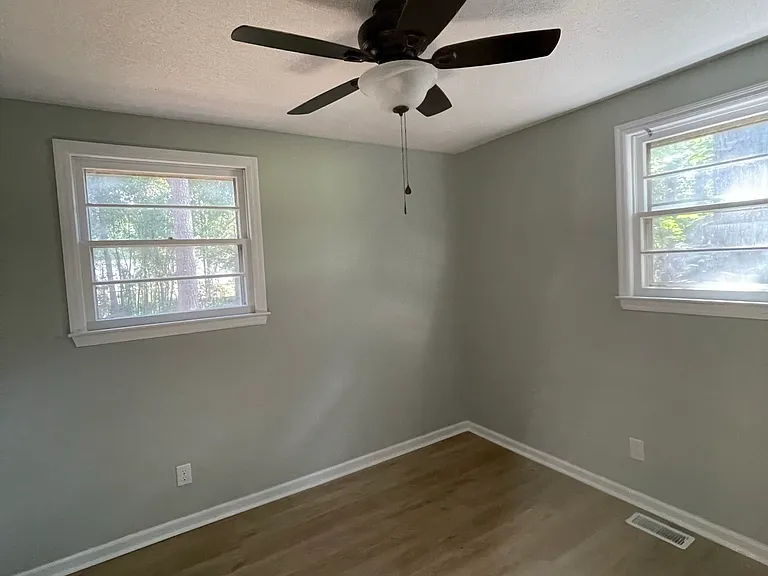 1132 Mandel Dr — Photo 3