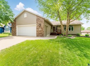 505 N Oak Ridge Rd, Brandon, SD 57005