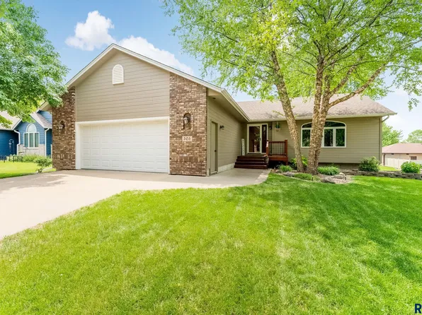 505 N Oak Ridge Rd, Brandon, SD 57005