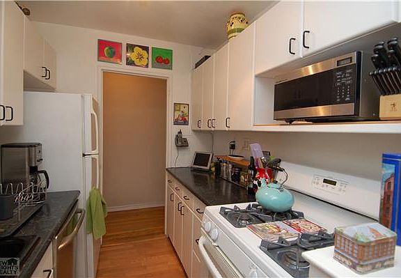 3rd image of 532 W 218th St #4L