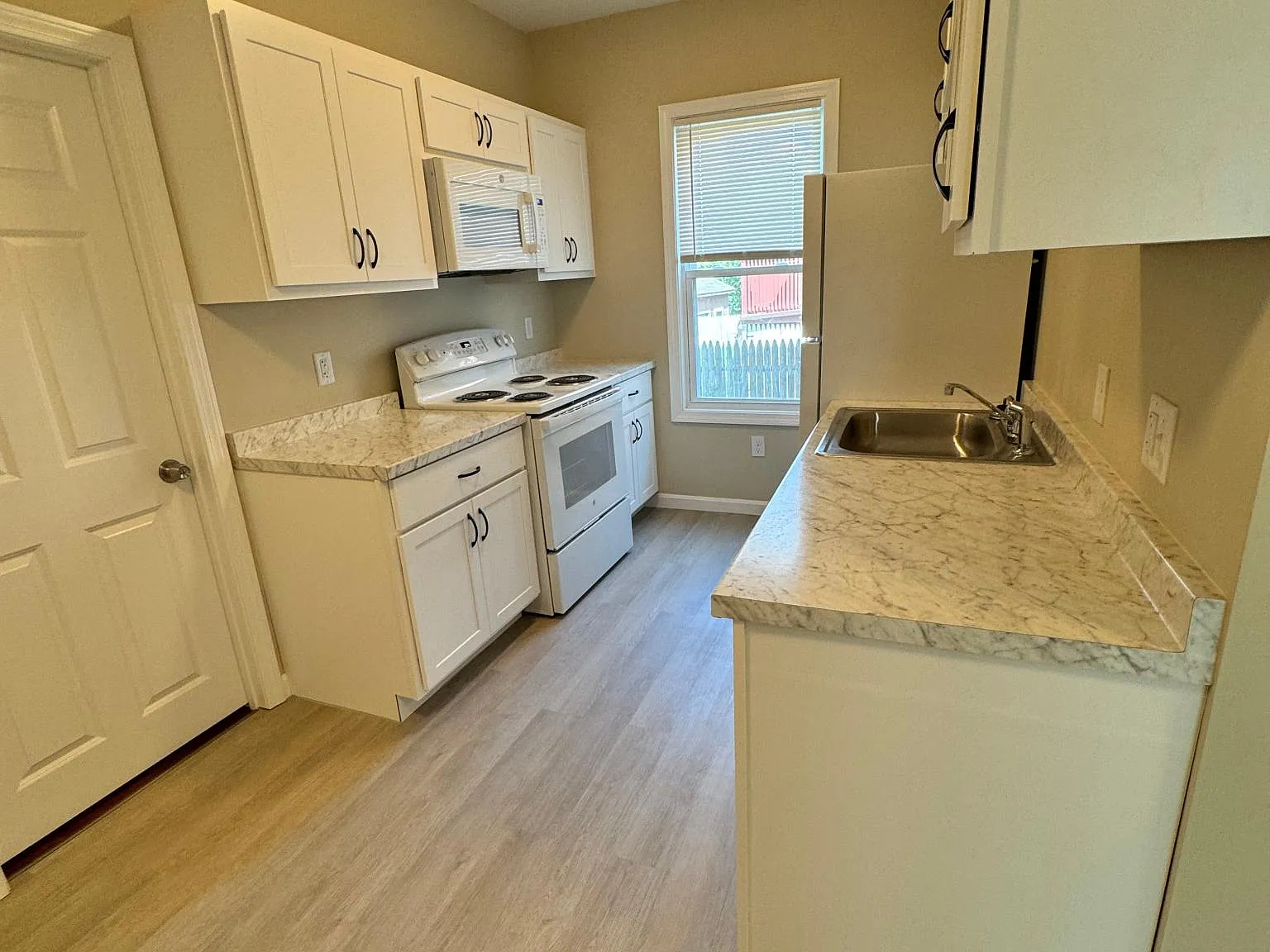 3 bed, 900 sqft, $2,300 — Photo 2