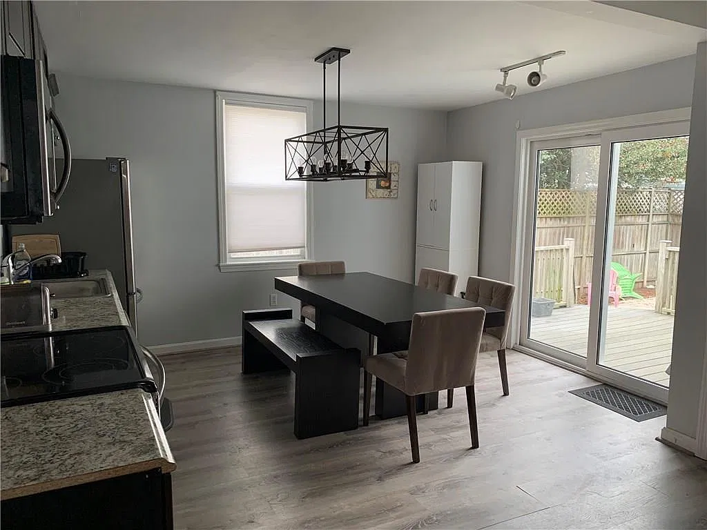 3 bed, 1170 sqft, $2,400 — Photo 4