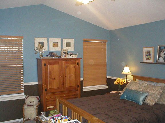 Vaulted Master Bedroom with Master Bath and Custom Paint!