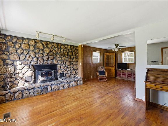 5th image of 370 Brock Rd