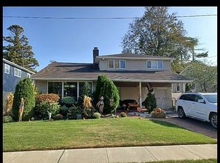 2118 Holland Way, Merrick, NY 11566