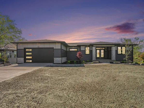 3017 Newport Dr, Fennville, MI 49408