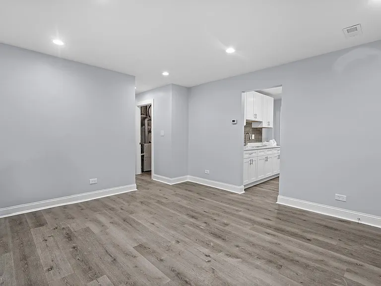 15333 Dorchester Ave — Photo 2